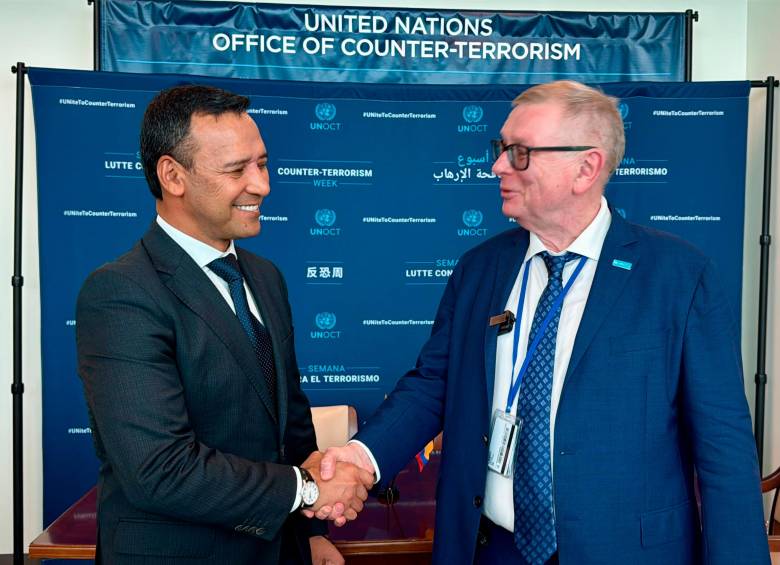 El ministro de Defensa, Pedro Sánchez, y Alexandre Zouev, secretario General Adjunto de la Oficina de la ONU contra el Terrorismo. FOTO: CORTESÍA DE MINDEFENSA.
