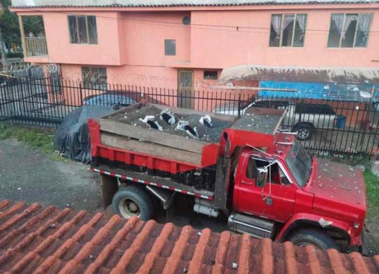 Esta es la volqueta acondicionada con rampas, desde la cual lanzaron los cilindros-bomba. FOTO: CORTESÃA.