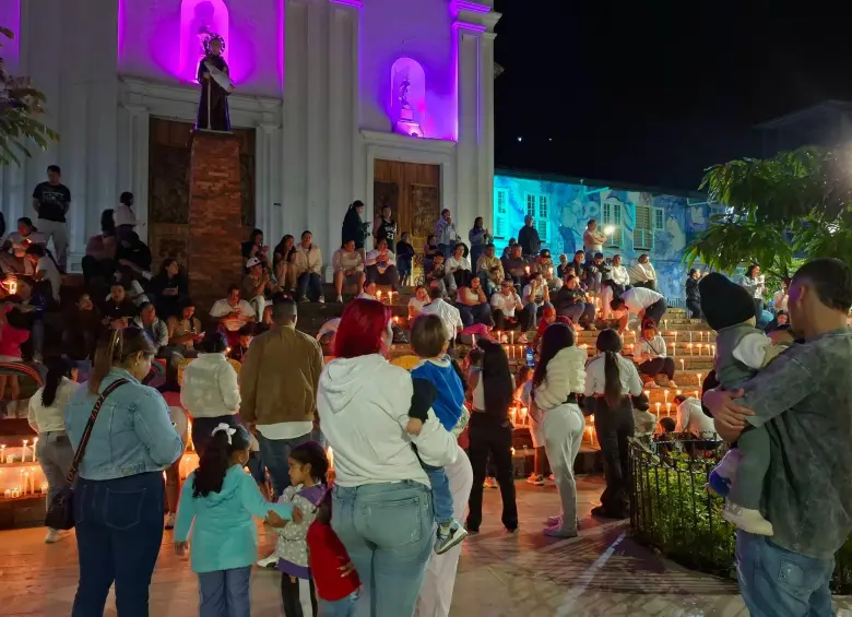 Velas y oraciones acompañaron el homenaje a Michelle Dayana en Buriticá. Foto: Alcaldía Buriticá
