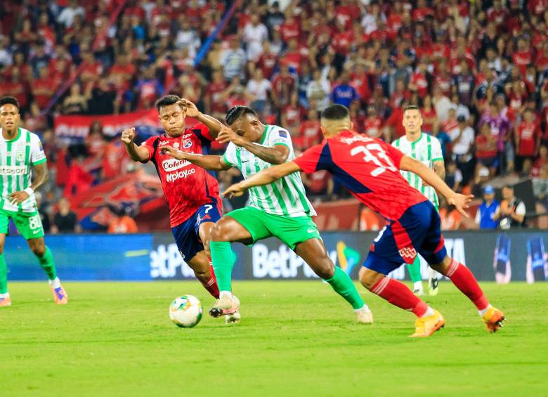 DIM y Nacional se enfrentan en el Atanasio. FOTO CAMILO SUÁREZ