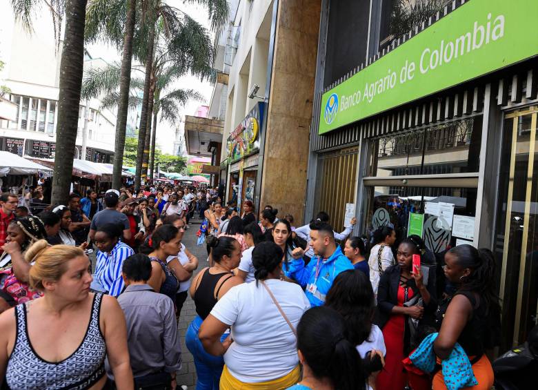 El julio de 2023 se presentaron largas filas al frente de la sede del Banco Agrario en el centro de Medellín. FOTO Manuel Saldarriaga