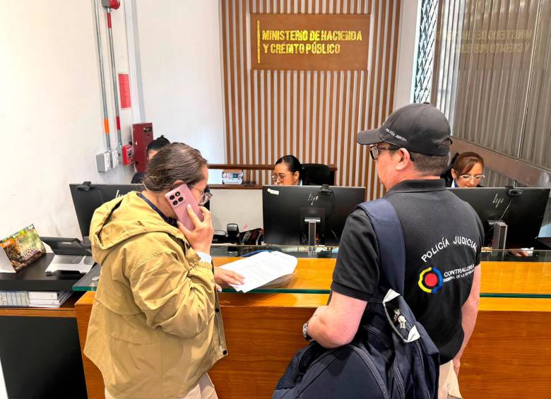 Equipo de la Unidad de Reacción Inmediata de la Contraloría inició labores de verificación y recaudo de información en el Ministerio de Hacienda. FOTO CORTESÍA