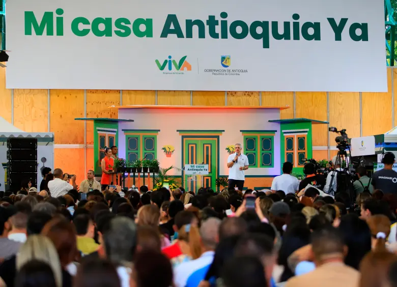 En un evento en Comfenalco de Guayabal, cientos de mujeres recibieron el subsidio para su vivienda propia. FOTO Cortesía