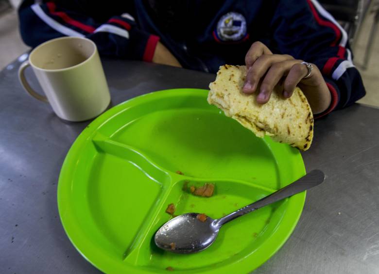El Programa de Alimentación Escolar (PAE) es una de las principales estrategias en todo el país para combatir la desnutrición infantil. FOTO: Julio César Herrera. Archivo El Colombiano
