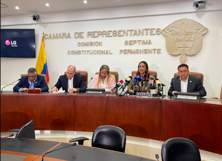 Durante la jornada también fue radicada una reforma alternativa por el Partido de la U. FOTO: TWITTER