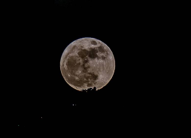 Así se ve la superluna azul a las 7:00 p. m. desde Medellín. Foto: Juan Antonio Suárez.