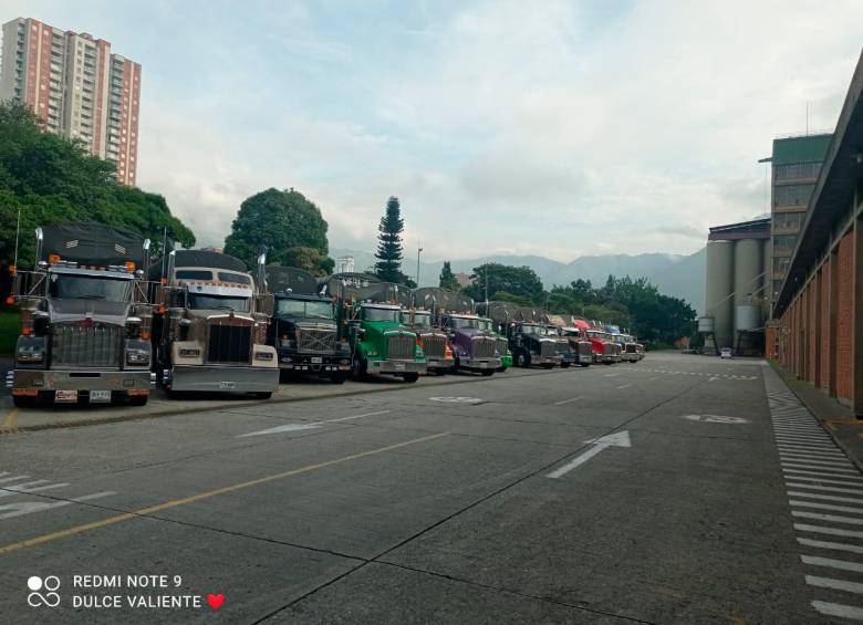 Unos 20.000 sacos de café están a la espera de salir desde Antioquia hacia los puertos. Durante esta semana el parqueadero de Almacafé en Bello ha tenido vehículos a la espera de poder transitar. FOTO cortesía