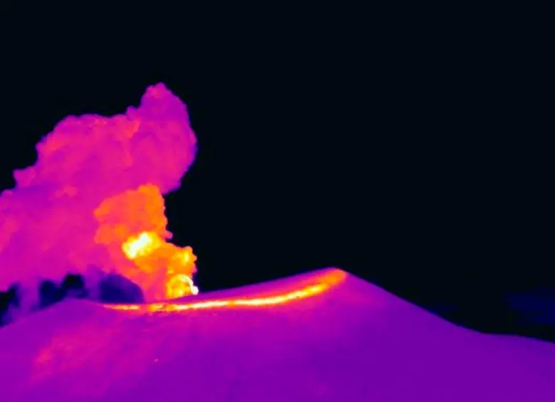 Registro de la cámara térmica Mina, ubicada a 2,2 km en dirección norte del volcán Puracé. Columna de gases y ceniza registrada a las 6:04 a. m. del 6 de diciembre de 2025, con una altura mayor a los 700 m sobre la cima del volcán Puracé. FOTO cortesía SGC