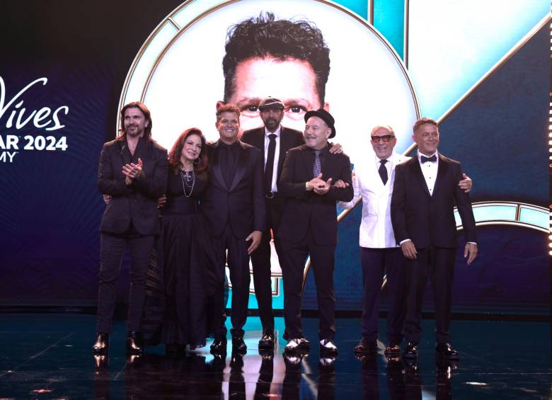 Juanes, Gloria Estefan, Carlos Vives, Juan Luis Guerra, Rubén Blades, Manuel Abud y Alejandro Sanz en la noche de la Persona del Año de los Latin Grammy 2024. FOTO: Cortesía Latin Grammy