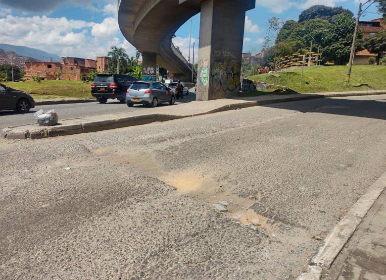Este hueco en el acceso de la vía Paralela a la autopista Medellín-Bogota ocasionó el accidente que le terminó costando la vida a Julián Pareja Cardona, de 23 años. FOTO: JESSICA M. CANO.