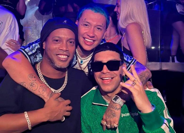 Ronaldinho fue otra de las figuras que disfrutó del show de los reguetoneros paisas. FOTO: Tomada de Instagram