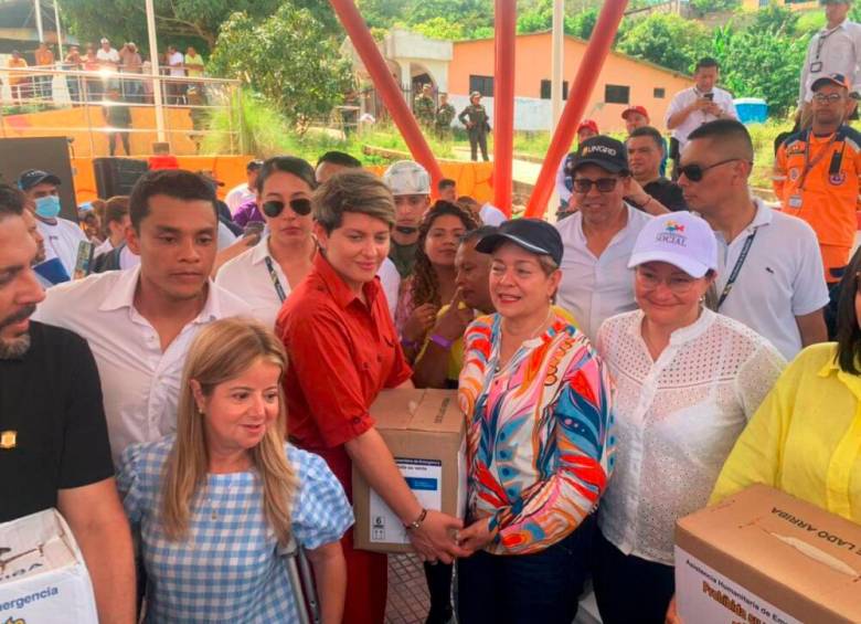 La primera dama, Verónica Alcocer, está promoviendo la entrega de ayudas para las familias damnificadas por las lluvias. Entrega mercados en las regiones FOTO Cortesía
