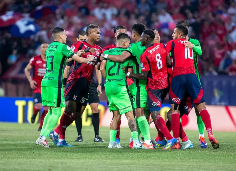 Brayan León fue expulsado en los últimos minutos del clásico del domingo por encontrón con Jorman Campuzano. FOTO Juan Antonio Sánchez