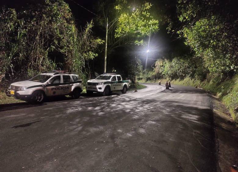 En este sector de la vía a Santa Elena, las autoridades encontraron un cuerpo cadavérico dentro de una bolsa.
