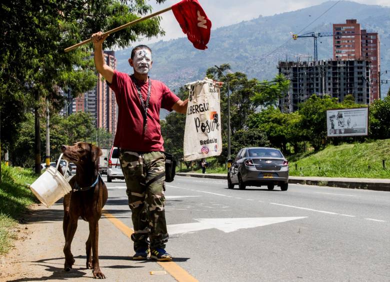 Jaime Zapata recorre la Autopista Norte y en compañía de sus perros busca el apoyo de los conductores. FOTOS julio herrera