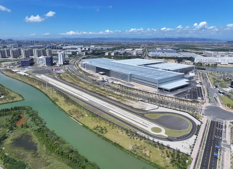 Instalación de fabricación inteligente Qianjiang Eastern. Tiene una superficie de 53,07 hectáreas y una capacidad de producción anual de 1 millón de unidades. Foto: Cortesía. 
