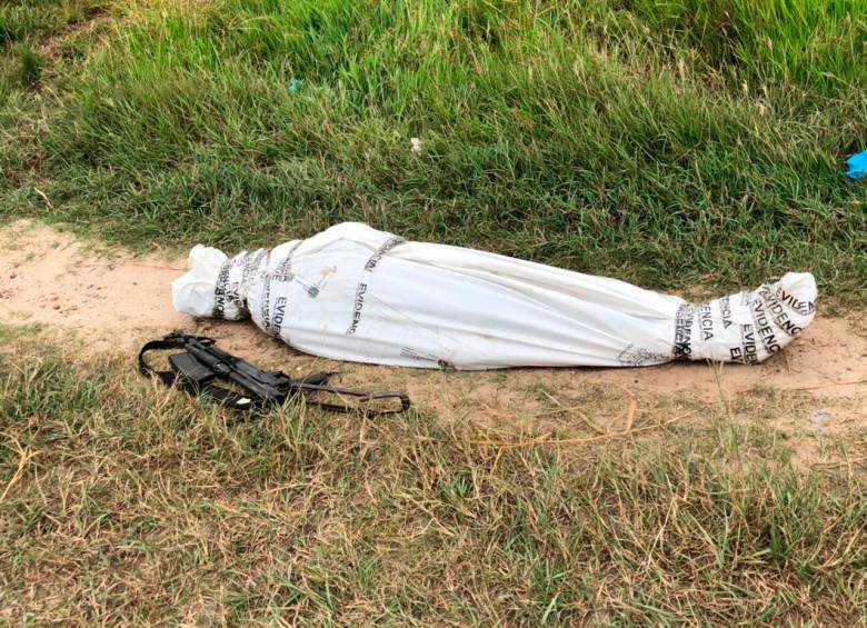 La Policía compartió una foto con un cuerpo embalado, junto a un fusil, indicando que se trataba de “Matamba”. FOTO: POLICÍA 
