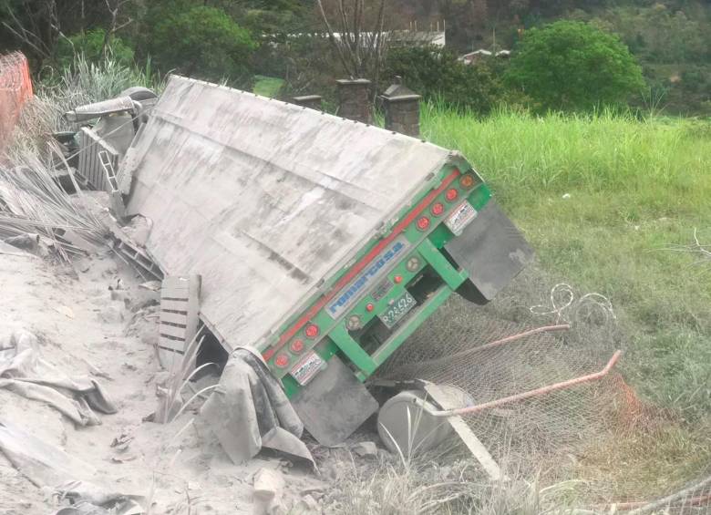 El accidente de esta tractomula se presentó a la altura de Biolodos, en el municipio de Copacabana. FOTO Cortesía.