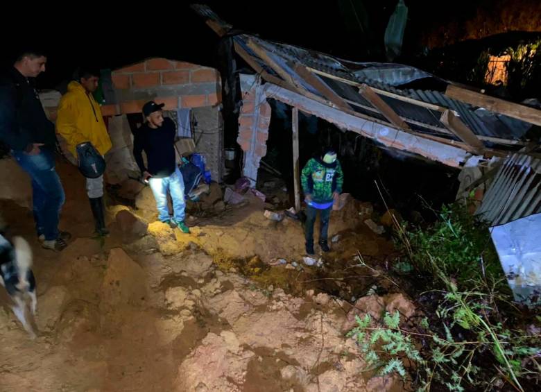 Además de la emergencia que provocó la muerte de las dos personas, el alcalde del municipio, Óscar Andrés Sánchez, reportó otros 15 deslizamientos que ponen en riesgo a la comunidad. FOTO: CORTESÍA ALCALDÍA DE VENECIA