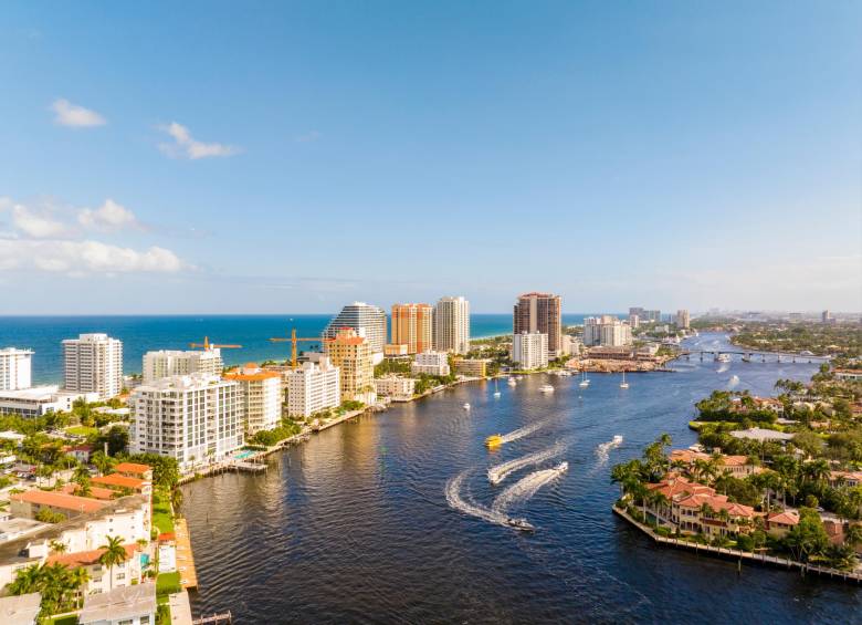 Botes navegando por Fort Lauderdale, una ciudad de Florida que debe visitar. Foto: Shutterstock
