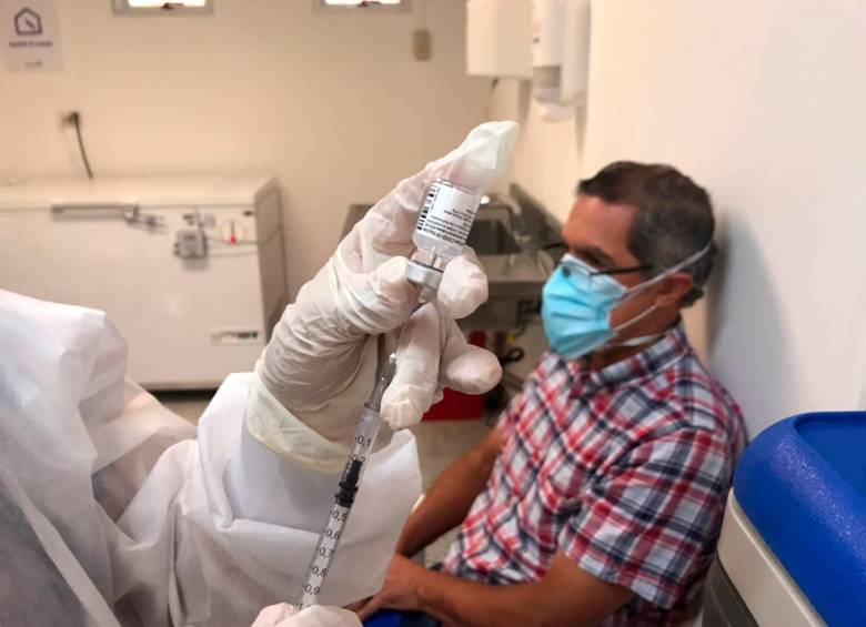 La Secretaría de Salud de Medellín habilitó dos puntos de vacunación con el fin de inmunizar a los mayores de 70 años. Foto: Julio César Herrera