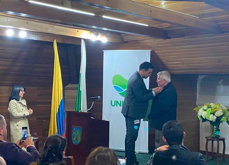 El padre Diego Jaramillo fue homenajeado por la Gobernación. FOTO: CORTESÍA
