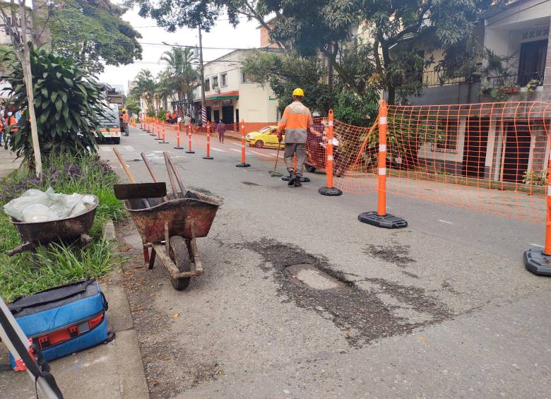 En las distintas comunas y barrios de Medellín las comunidades esperan un mejoramiento de sus vías, muchas de ellas en deterioro.