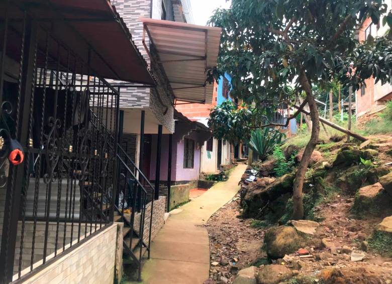 En este callejón del barrio Bello Oriente, de Medellín, ocurrió el asesinato de un soldado que se encontraba de licencia en la comuna, después del centro de Medellín, con más homicidios. FOTO: LAURA ROSA JIMÉNEZ VALENCIA