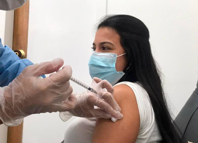 Después de recibir la vacuna, las personas deben quedarse en observación por un periodo de 30 minutos. Foto: Julio Cesar Herrera.