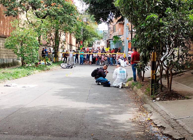 Levantamiento del fletero atacado en Itagüí el pasado domingo. FOTO JESSICA CANO