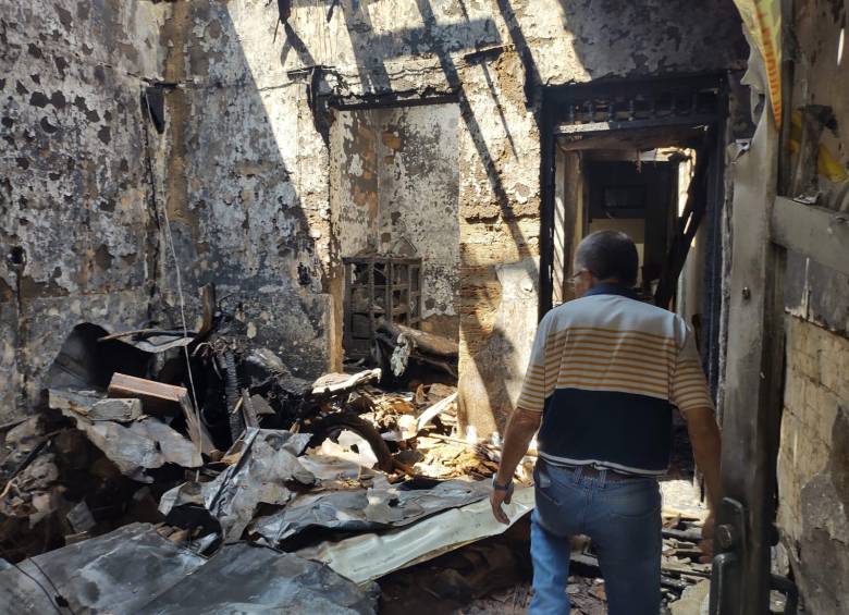 El fuego consumió casi en su totalidad la vivienda del barrio San Isidro. FOTO: cortesía Jessica Cano