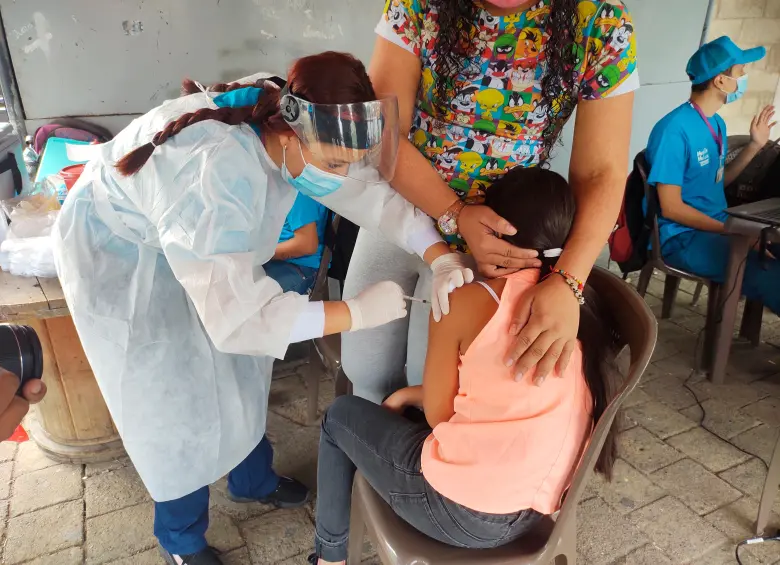 Las autoridades recomiendan seguir las indicaciones de los médicos y cumplir con los esquemas de vacunación. Foto: EL COLOMBIANO.