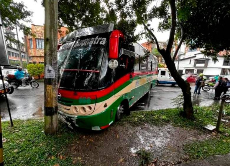 Tras resultar herido el conductor, el bus de Coonatra perdió el control y fue a chocar contra un poste de energía. FOTO: CORTESÍA DENUNCIAS ANTIOQUIA