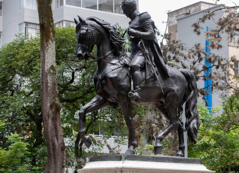 Al Simón Bolívar del parque que lleva su nombre se le llevaron la espada y nunca apareció. Foto: Archivo. 