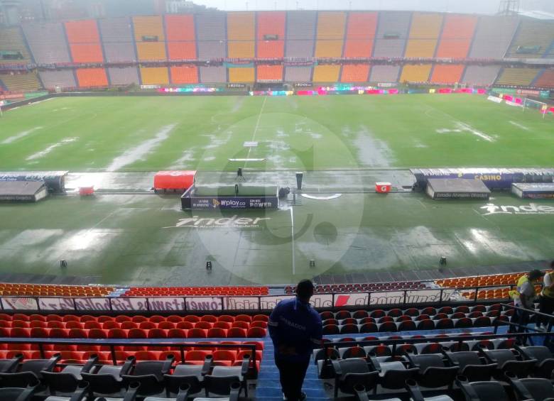 El árbitro suspendió temporalmente el partido Envigado-Tolima por tormenta eléctrica.