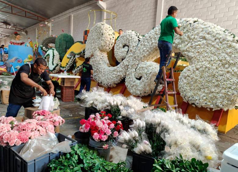 Las flores para esta carroza llegaron desde Medellín. FOTO Luz Élida Molina