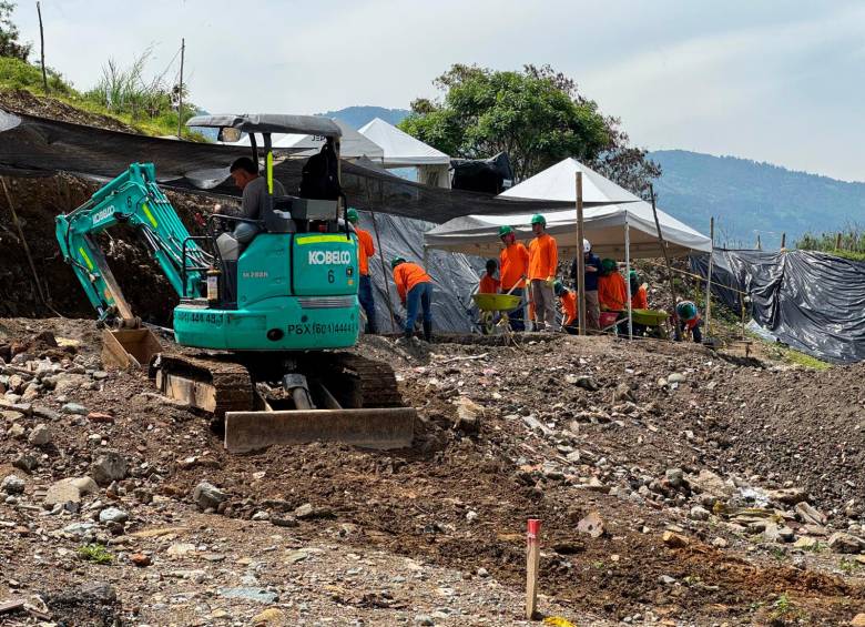 Las retroexcavadoras y una volqueta volvieron a La Escombrera desde este lunes, por cuenta de la administración distrital. FOTO ALCALDÍA