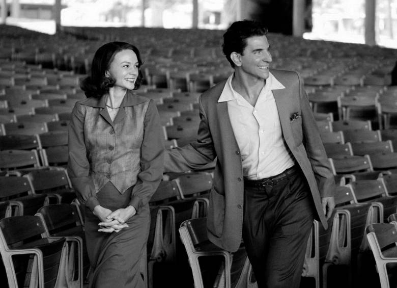 Bradley Cooper y Carey Mulligan en sus papeles de Leonard Bernstein y Felicia Montealegre respectivamente. FOTO NETFLIX.