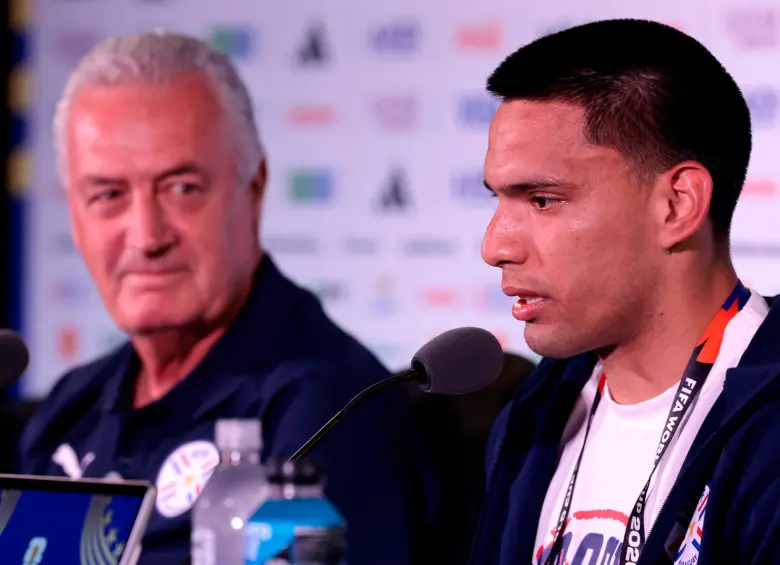 Diego Gómez y Gustavo Alfaro en la rueda de prensa previa al debut de Paraguay. FOTO: X Albirroja