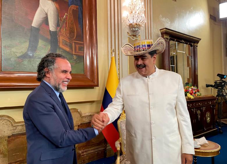 El embajador de Colombia ante Venezuela, Armando Benedetti, con Nicolás Maduro. FOTO: TOMADA DE TWITTER @AABenedetti