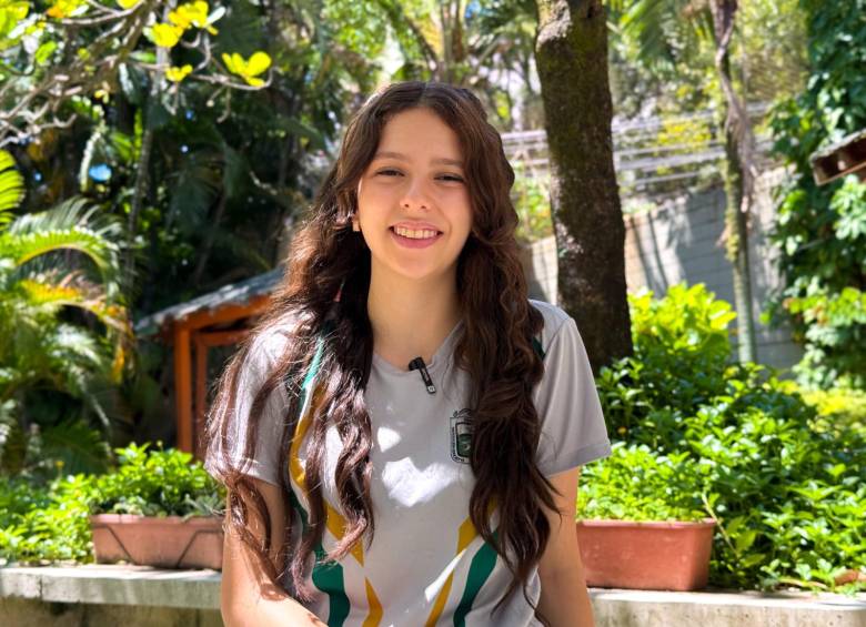 María José Patiño Medina, estudiante de grado décimo de la Institución Educativa Lucrecio Jaramillo Vélez, viajará a Estados Unidos en 2027 para una experiencia académica vinculada a la NASA. FOTO cortesía Alcaldía de Medellín