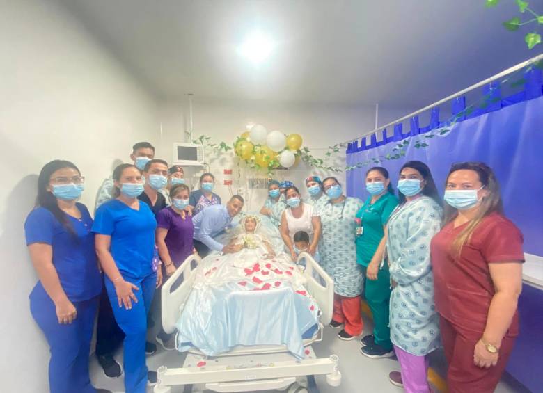 Juan Sebastián Torrejano y su esposa el día de su matrimonio. En la emotiva ceremonia estuvieron familiares y personal médico del centro asistencial. FOTOS Hospital Universitario Hernando Moncaleano Perdomo
