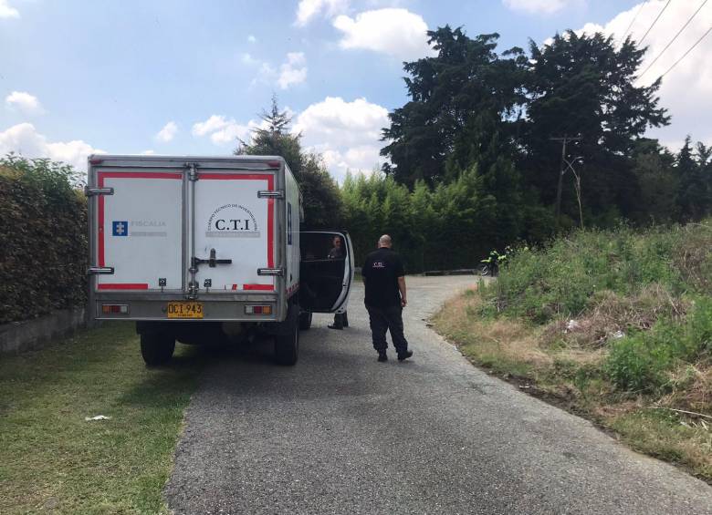Los agentes del CTI de la Fiscalía realizaron la inspección judicial a la cabeza hallada en una zona verde de Copacabana. FOTO: LAURA ROSA JIMÉNEZ VALENCIA