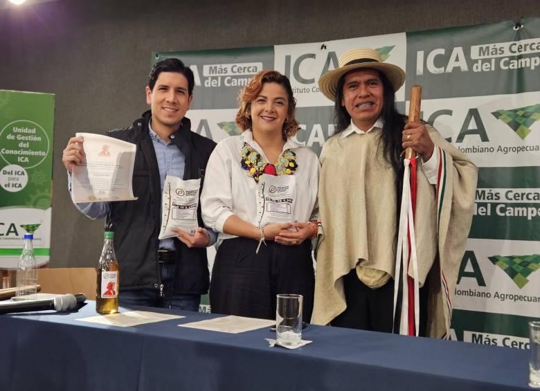 Juan Fernando Roa, gerente general del ICA; Jhenifer Mojica, ministra de Agricultura, y Victoriano Piñacué, líder indígena del Cauca, celebraron el primer registro de abono orgánico con composición de hoja de coca en Colombia. Foto: Cortesía