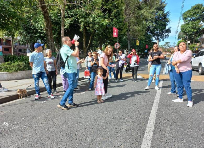 Los padres de familia durante el plantón en el colegio Simón Bolívar.