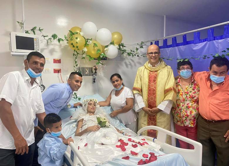 Futbolista se casa en hospital, donde su pareja recibe tratamiento de cáncer