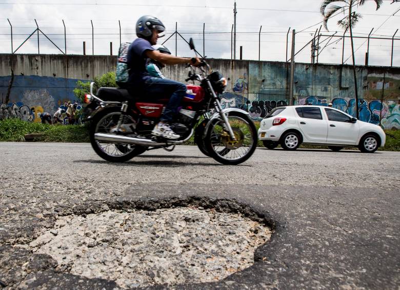 El plan de intervención a huecos se ejecuta entre los sectores Ancón Sur y Mayorca de la avenida Regional, en jurisdicción del municipio de Sabaneta. FOTO JULIO CÉSAR HERRERA