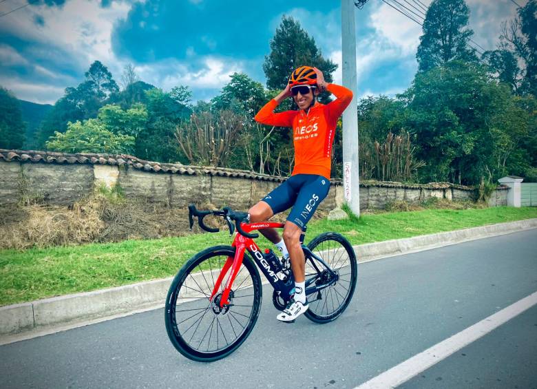 Egan sufrió un grave accidente mientras entrenaba por las vías del país. FOTO: TWITTER DE EGAN BERNAL 