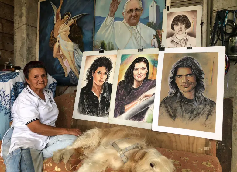 Amparo Zapata pintó retratos por 20 años en el Centro. Al no encontrar un sustento, tuvo que parar su labor y guardar los cientos de retratos en su casa en Blanquizal, Robledo. FOTO: ANA KARINA MUÑOZ GUTIÉRREZ