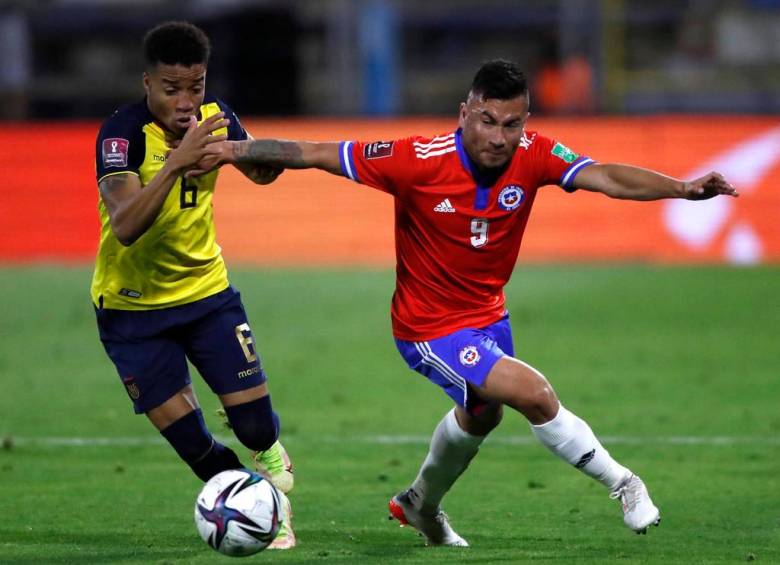 En la imagen aparece el futbolista Byron Castillo (izquierda) durante uno de los encuentros de la Eliminatoria que sostuvo Ecuador frente a Chile, que fue la que hizo la reclamación. FOTO afp